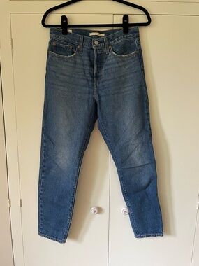 Levi’s Women’s Wedgie Jeans size 27 medium wash